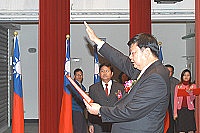 　歷史時刻，在空勤總隊總隊長陳崇賢監誓下，陳雪生就職連江縣第四屆縣長。（圖／文：張登傑）