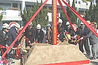 　馬祖高中校園整體規劃及改建工程動土典禮，與會貴賓執鏟動土，為這項歷史性工程揭開序幕。（圖／文：張登傑）