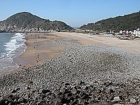 　經過局部清除之後，&#22338;里沙灘碎石改善有限。（圖／文：陳鵬雄）