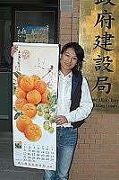 　連江縣政府建設局推出二○○六年水果月曆，歡迎民眾前往索取。（圖／文：張登傑）