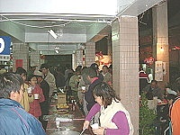 　莒光鄉親歡度耶誕，傳統美食DIY場面。（圖／文：陳樂圖）