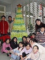　仁愛國小全校師生共同製作了一棵願望聖誕樹。（圖／文：張登傑）