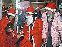 　鳳凰志工隊昨日在聖誕節溫馨出擊，走入社區加強防火宣導。（圖／文：張登傑）