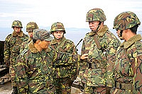 　司令一一視察官兵之防寒大衣，關心弟兄是否穿得夠暖。（圖／文：吳語軒）