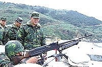 一九四旅旅長偕同相關業管幕僚,親蒞駐地一線各據點進行視導。(圖/文:洪振原)