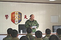 一九三旅政戰主任商上校以輕鬆愉快的言談對新進弟兄精神講話。(圖/文:游象雲)