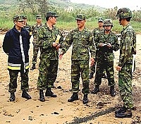 　一九四旅旅長視導槍枝實彈射擊工作，提醒官兵射擊時的各項安全規定，確維射擊紀律。（圖／文：洪振原）