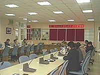　連江縣政府昨日舉行九十四年度私劣菸酒查緝會報，財政局長陳孔官呼籲民眾勿販售私釀自用老酒。（圖／文：張登傑）