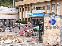 　歲末年終，中華電信馬祖服務中心大手筆整修門面，入口處右側的Logo相當引人注目。（圖／文：曹重偉）