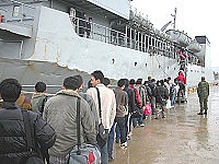　軍方「大樂退」，數百弟兄提前退伍，還搭乘久違的ＡＰ艦５２４返台。（圖／文：曹重偉）