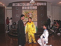 　中山國中年終感恩晚會在龍福山莊盛大舉行，學生以逗趣短劇迎接新年。（圖／文：陳鵬雄）