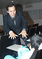 　記憶大師倪同龢昨日再次來馬演講，傳授民眾如何快速提升記憶力的方法，圖中他正在教小學生如何快速記憶九九乘法表。（圖／文：張登傑）