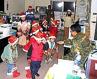 一九四旅營區駐地的國小師生傳遞聖誕福音,以生動、有趣的帶動唱方式呈現,沿途並發送餅乾與糖果。(圖/文:洪振原)
