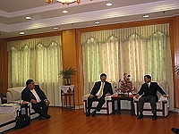 　府會首長與福州市委副書記陳揚富共同就兩馬小三通週日加開航班磋商，並達成共識。（圖：連江縣政府提供）