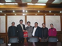 　縣長陳雪生、議長陳振清與大陸福建省台辦主任鄧本元，就五一八招商月旅遊產品規劃宣傳交換意見。（圖：連江縣政府提供）