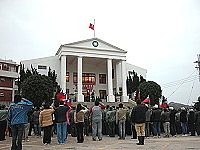 東引軍民齊聚鄉公所廣場,迎接新的一年來臨。(圖/文:陳其敏)