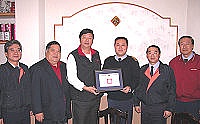 　馬祖岸巡大隊長藤永俊完成交接揮別馬祖，縣長陳雪生、議長陳振清特別為他送行並致贈榮譽縣民證及感謝狀。（圖／文：曹重偉）