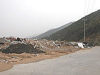 　北竿廢土傾倒場中常見建材廢料夾帶其中，是破壞景觀的元凶。（圖／文：陳鵬雄）