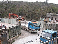   「縣府員工宿舍」即將動工，正進行前期作業，酒廠也配合將倉庫中庫存酒進行遷移。（圖／文：曹重偉）