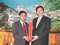 縣選委會主委陳雪生頒發當選證書給東引鄉長當選人馮印樂。(圖/文:曹重偉)