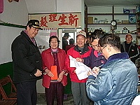 　陳雪生縣長向莒光鄉親發放慰問金。（圖／文：陳樂團）