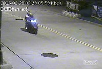 　全民緝凶！警察局昨日公佈去年八月二十八日凌晨發生的南竿機車縱火案嫌犯做案畫面，呼籲民眾踴躍提供線索。（圖：連江縣警察局提供）