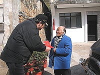 　縣長陳雪生向北竿鄉親拜早年，同時發放春節慰問金，希望大家都過個平安好年。（圖／文：陳鵬雄）