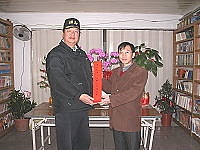 　縣選委會主委陳雪生頒發第八屆北竿鄉長周瑞國當選證書。（圖／文：陳鵬雄）