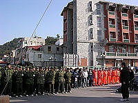 宣導垃圾分類,縣長陳雪生帶領軍民宣誓維護海上桃花源;大小朋友都響應連署活動,簽下大名表示支持此政策。(圖/文:曹重偉)