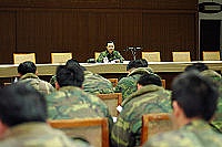 　主任除聆聽軍民聯歡晚會各節目負責人之報告，並個別給予適切之指導。（圖／文：吳語軒）