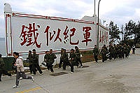一九四旅日前舉行「元旦升旗暨環島路跑健行活動」,整個路跑隊伍蜿蜒數公里之長。(圖/文:洪振原)