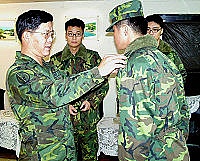 一九四旅旅長鍾將軍日前為志願役士官受階晉陞,期勉基層士官幹部帶兵必須「以身作則」,並以「有我在」、「看我的」、「由我來」的積極態度作事。(圖/文:洪振原)