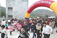 北竿鄉為慶祝九十五年元旦,特舉辦升旗暨路跑活動,一九三旅全旅官兵及當地居民均到場共襄盛舉。(圖/文:游象雲)