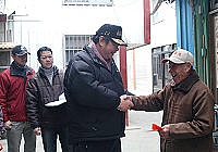 　縣長陳雪生昨日走訪南竿各村發放六十歲以上鄉親暨身心障礙者春節慰問金，讓地區老人家們感受到相當窩心的問候。（圖／文：張登傑）