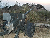 　原本機件、鋼板散落一地的官帽山戰防砲，經過軍方派員組裝，目前已經恢復原本風貌，重現六十年來震撼敵軍的雷霆雄風。（圖／文：張登傑）
