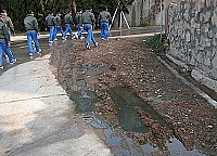 　東引中正堂下方路面遭廢汙水蔓延，連路過的人都要小心翼翼，以免踩到積水坑。（圖／文：陳其敏）