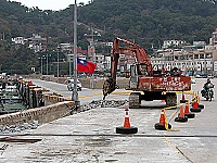 　福澳漁港前濱海道路有一處地基遭海水侵蝕淘空，工務局展開全面回填修復。（圖／文：曹重偉）