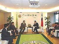 府會首長、立委、衛生局長共同拜會衛生署,就新醫療大樓等問題,加速推動完成。(圖:連江縣政府提供)