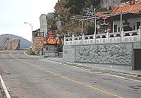 東引白少爺廟即將拆除重建,地基位置要往金爐所在方向挪移數公尺。(圖/文:陳其敏)