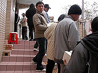 　狗年生肖紀念套幣昨天開賣，今年買氣不若以往，排隊者都是人手三、四套。（圖／文：曹重偉）