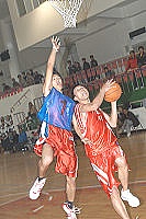 　主委盃籃球賽戰火昨日在南竿體育館引爆，十五支隊伍展開一連九天的爭霸戰。圖中「老爺」「移動雲台山」劉政龍籃下硬吃昔日隊友「刺客」陳彥錡。（圖／文：張登傑）
