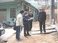 　鄉長柯玉官聽取各方建議，讓東莒老人活動中心成為具特色的建築物。（圖／文：林冰芳）