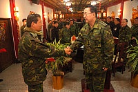 　參謀總長李一級上將於春節餐會上致贈工作慰問金，由馬防部司令陸中將代表受獎。