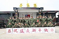 一九三旅旅長與亮島全體士官兵合影,共祝新年快樂。(圖/文:游象雲)