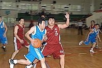 　「自來水廠」老球員們拚勁十足，打出主委盃籃賽驚奇，雖敗猶榮。（圖／文：張登傑）