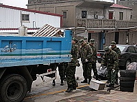 　北竿地區九十五年國清週計畫從&#22338;里開始，部隊協助搬運大型垃圾。（圖／文：陳鵬雄）