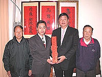 　縣長陳雪生頒發當選證書給南竿鄉長當選人朱秀平。（圖／文：曹重偉）
