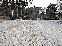 　神農山莊附近道路被砂石「洗禮」，嚴重影響交通安全及道路景觀，環保局人員表示將予以開單並要求業者立即清除。（圖／文：曹重偉）