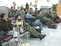 　機場開放，大廳湧進大批旅客，但大多數都是枯等收場，候補名單人氣最旺。（圖／文：曹重偉）