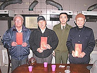　連江縣動管組關懷退役袍澤，發放退除役自謀生活貧苦老人春節慰問金，讓老人家們感受人間溫情。（圖／文：曹重偉）